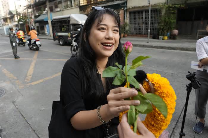 Patsaravalee Tanakitvibulpon receives a garland from her supporter on her arrival at Southern Criminal Court in Bangkok, Thailand, Wednesday, Jan. 31, 2024. A Thai court on Wednesday convicted a prominent political activist of defaming the country’s monarchy and sentenced her to a two-year suspended jail term under a controversial law that criminalizes any perceived criticism of the royal institution. (AP Photo/Sakchai Lalit)