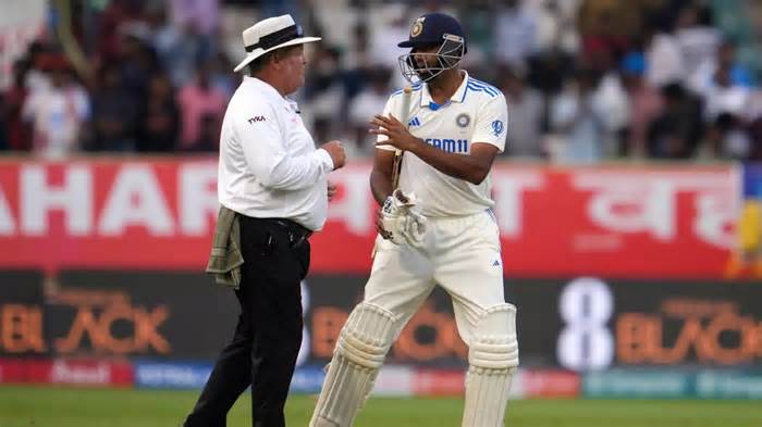 R Ashwin engages in heated chat with umpire at close of play on Day 1
