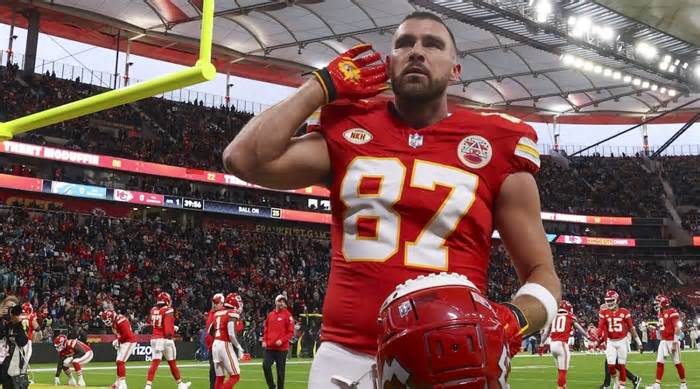 Chiefs’ Travis Kelce Takes Jab at Jets QB Aaron Rodgers Over ‘Pat McAfee Show’ Comments
