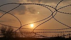 Barbed Wire Prison Prison Fence Security 库存影片视频（100% 免版税）1009964441 | Shutterstock