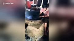 Fireproof! Man uses bare hands to sift tea leaves in a fiery pan