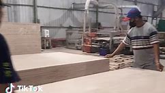 Kejar tayang,,, kerja 24 jam pun siap. Plywood 9mm lokal,non patching #JelajahRamadan #flooringcontainer #mlhplywood #plywood #plywoodsengon #plywoodsupplier #plywoodwoodenkitchencabinet #plywoodfurniture #plywoodfalcata