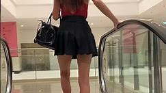 Beauty in pleated miniskirt up the escalator 🙈🙈