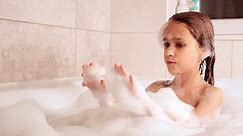 Little Girl Bathes Bathtub Plays Foam Stockvideoklipp (helt royaltyfria) 1054106027 | Shutterstock