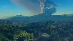 Erupcja wulkanu Semeru Mountain - Indonezja