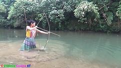 Find food primitive skills catch fish & cooking fish