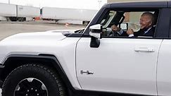 Joe Biden prueba un Hummer eléctrico al estilo de 'Rápido y Furioso'