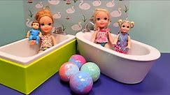 Bath fizz ! Elsa & Anna toddlers - water fun - surprises - Barbie