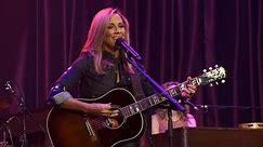 Sheryl Crow performs ‘Everyday is a Winding Road’