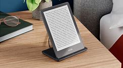 El Amazon Kindle más vendido tiene una pantalla de 6,8", te permite leer miles de ebooks y tiene autonomía para hasta 10 semanas