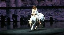 Shania Twain fait son entrée au concert de Las Vegas à dos de cheval, elle fait le show avec la complicité de ce dernier - Vidéo Dailymotion