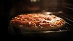 cocinar una pizza congelada en un horno. lapso de tiempo