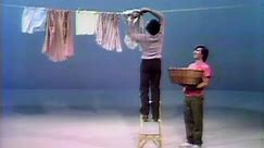 Classic Sesame Street - Cooperation: Hanging Laundry (Luis and David)