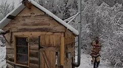 White Christmas Decor in a Cozy Tiny Cabin #christmas #bushcraft #outdoor #survival #build #buildi | Tibah Tamadur Mikhail