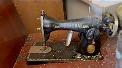 Antique General Sewing Machine #sewingmachine #antiques #antiquestore #antiqueshop #antiqueshopfinds | Jamie Crawford