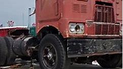 What is the model and year of this old Mack truck? #macktrucks #truck #mack #oldschool #trucking #automotive #diesel #dieseltrucks #trucks #trucker #itrucker #truckdriver #question #dieselmechanic #logistics #transport #roadwarrior | iTrucker