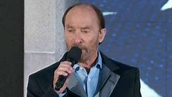 Lee Greenwood performs 'God Bless the USA'