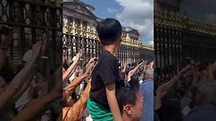 Watching the guard 💂 in Buckingham Palace London 🇬🇧. #travelingpost