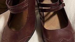 CLARKS WOMENS OXFORD HEELS SIZE 8.5 IN BERRY COLOR
