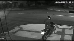 Veja o momento que ladrão furta moto Honda Tornado no Alto Alegre