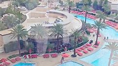 Beautiful swimming pools at the Vegas Hilton-World Resorts! Tuaj nrog wb da dej uasi os lawv! | Ntxawm Muas-Lauj