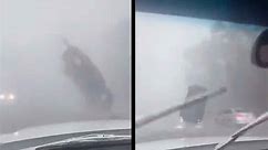 Vídeo toont het moment waarop een auto door de sterke winden van de orkaan Idalia de lucht in wordt 