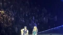 Gaffe di Madonna in concerto: sgrida un fan perché non si alza in piedi ma lui è sulla sedia a rotelle - Video Dailymotion