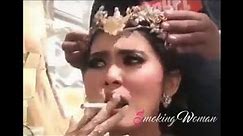 Amazing ... The bride smokes