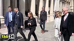 La premier Meloni, sorrisi, selfie e saluti con una scolaresca davanti Palazzo Chigi