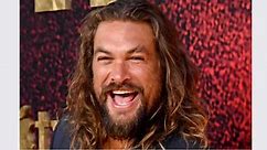 Jason Momoa caught without pants on Saturday Night Live new episode. Check video