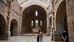 Rénovée, l’église du village martyr d’Oradour-sur-Glane se visite de nouveau sur fond d’inquiétude quant à l’avenir de ce site chargé d’histoire