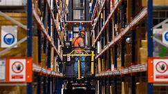 Half of Amazon’s warehouse workers are injured after just 3 years, according to study - video Dailymotion