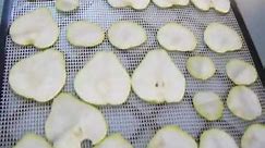 Dehydrating Pears Fruit to make Dried Pear Chips
