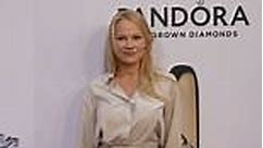 Pamela Anderson is heavenly in white at Pandora event