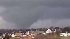 Incredible #Tornado video from Olde Stone in Bowling Green, #Kentucky.A VERY LARGE & STRONG TORNADO IN #kentucky this afternoon. #KYwx #Tnwx Video credit: @Kyle_Tasman on twitter | Chicago & Midwest Storm Chasers