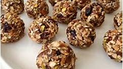 Happy Sunday! Are you also enjoying the lovely weather and recharging your batteries for the coming week? Get your energy sorted for the rest of this week with this amazing energy ball recipe. So delicious, and…. HEALTHY!! Store them in an airtight container in the fridge for up to 1 week or in the freezer for even up to 2 months! Energy guaranteed! 175 gr Medjool dates, pits removed 2 Tbsp Ground flaxseeds 3 Tbsp Honey 3 tbsp Water 1002 gr Rolled oats 60 gr Raw pistachios 60 gr Raw cashews 50 g
