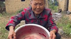 A bowl of pig blood soup lingers endlessly during the Chinese New Year when only pigs were eaten. It was not just about improving the food, but also about the expectation of a happy family sitting around, the anticipation of preparing for the New Year with joy all year round, and the nostalgia for the peaceful yet prosperous childhood.#rural #rurallife #food #grandmother