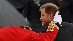 El príncipe Harry asiste a la ceremonia de coronación, en medio de la tensión familiar