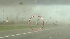 Tornado envuelve una camioneta en Texas y la pone a girar casi en el aire
