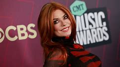 Shania Twain ‘sticks the landing’ after falling on stage during Chicago concert