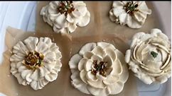 #cupcakedecorating #whitecolortheme #bakingfromscratch #pickup | QA kitchen