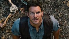 Chris Pratt plays with dinosaurs in ‘Jurassic World’