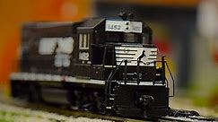 HO Scale Trains: Norfolk Southern GP15 Pulls a Local