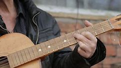 「村の庭でギターを弾く老人、幸せな男」の動画素材（ロイヤリティフリー）1010234165 | Shutterstock