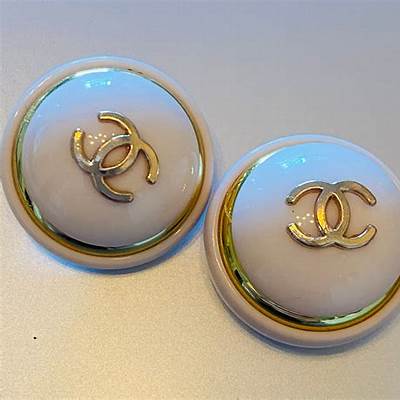 CHANEL BUTTONS £49.97 - PicClick UK