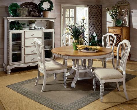Country Style Kitchen Table and Chairs