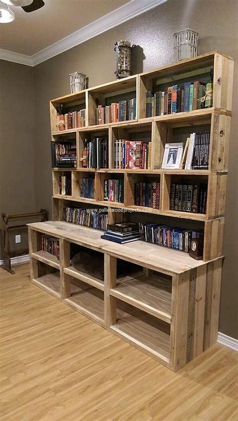 DIY Pallet Bookcase