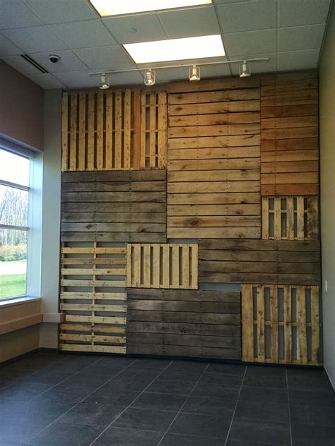 DIY Wood Pallet Wall