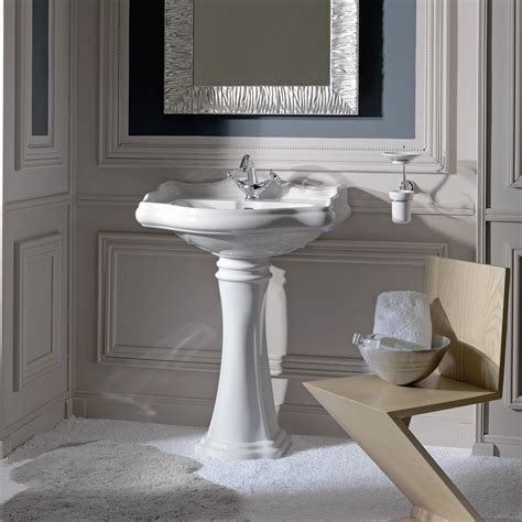 Master Bathrooms with Pedestal Sinks