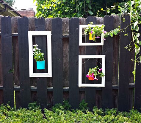 Outdoor Fence Decorating Ideas